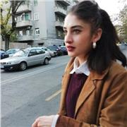 Sono una studentessa laureata in lettere e residente a Roma da qualche anno. Sto per conseguire la laurea magistrale in editoria e scrittura e scrivo per un giornale di critica culturale. Scrivo poesie e sto pubblicando la mia prima raccolta presso la Rob